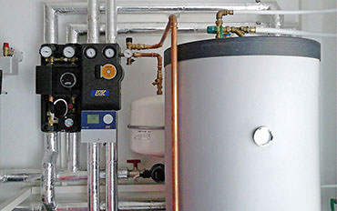 Optiline Speicher mit solarer Brauchwasserbereitung / Estec Pumpengruppe